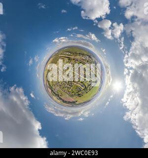 simple planète minuscule sans bâtiments dans le ciel bleu avec de beaux nuages. Transformation du panorama sphérique 360 degrés. Sphérique abstrait aérien vi Banque D'Images