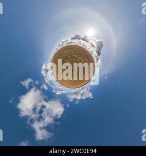 simple planète minuscule sans bâtiments dans le ciel bleu avec de beaux nuages. Transformation du panorama sphérique 360 degrés. Sphérique abstrait aérien vi Banque D'Images