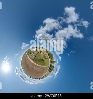 simple planète minuscule sans bâtiments dans le ciel bleu avec de beaux nuages. Transformation du panorama sphérique 360 degrés. Sphérique abstrait aérien vi Banque D'Images