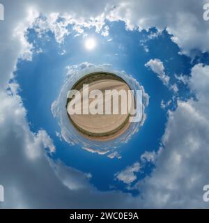 simple planète minuscule sans bâtiments dans le ciel bleu avec de beaux nuages. Transformation du panorama sphérique 360 degrés. Sphérique abstrait aérien vi Banque D'Images