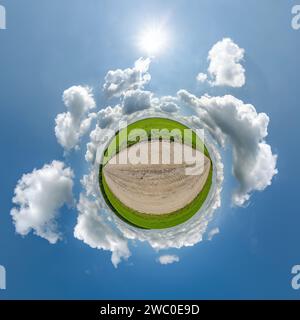 simple planète minuscule sans bâtiments dans le ciel bleu avec de beaux nuages. Transformation du panorama sphérique 360 degrés. Sphérique abstrait aérien vi Banque D'Images