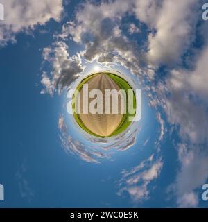 simple planète minuscule sans bâtiments dans le ciel bleu avec de beaux nuages. Transformation du panorama sphérique 360 degrés. Sphérique abstrait aérien vi Banque D'Images
