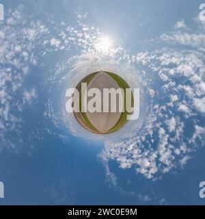 simple planète minuscule sans bâtiments dans le ciel bleu avec de beaux nuages. Transformation du panorama sphérique 360 degrés. Sphérique abstrait aérien vi Banque D'Images