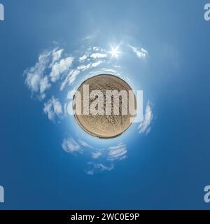 simple planète minuscule sans bâtiments dans le ciel bleu avec de beaux nuages. Transformation du panorama sphérique 360 degrés. Sphérique abstrait aérien vi Banque D'Images