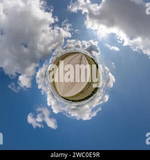 simple planète minuscule sans bâtiments dans le ciel bleu avec de beaux nuages. Transformation du panorama sphérique 360 degrés. Sphérique abstrait aérien vi Banque D'Images