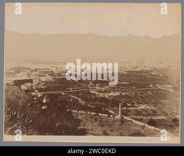 Vue du Monte Pellegrino sur Palerme, Giuseppe Incorpora, 1856 - 1914 photographie Monte Pellegrino papier albumen print vue de la ville en général ; 'veduta' Palerme. Monte Pellegrino Banque D'Images