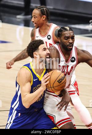 Chicago, États-Unis. 12 janvier 2024. Le garde des Golden State Warriors Klay Thompson (à gauche) affronte l'attaquant des Chicago Bulls Patrick Williams (à droite) lors du match de saison régulière entre les Chicago Bulls et les Golden State Warriors au United Center de Chicago, aux États-Unis, le 12 janvier 2024. Crédit : Joel Lerner/Xinhua/Alamy Live News Banque D'Images