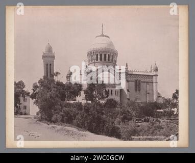 Vue de notre-Dame d'Afrique à Alger, Alexandre Leroux (photographe), c. 1875 - c. 1900 impression photomécanique papier d'Alger. Collotype en carton Église catholique romaine notre-Dame d'Afrique Banque D'Images