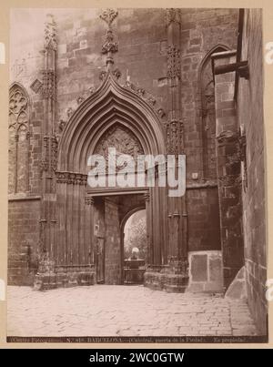 Vue de la Puerta de la Piedad dans la cathédrale de la Sainte-Croix et Sint Eulalia à Barcelone, Centro Fotográfico, 1851 - c. 1890 photographie cette photo fait partie d'un album. Barcelone papier albumen imprimé intérieur de l'église cathédrale de la Sainte Croix et Sint Eulalia Banque D'Images