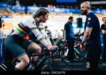 Apeldoorn, pays-Bas. 12 janvier 2024. Photo par Alex Whitehead/SWpix.com - 12/01/2024 - Cyclisme - Championnats d'Europe UEC sur piste Elite 2024 - Omnisport, Apeldoorn, pays-Bas - Emma Finucane et l'entraîneur Scott Pollock crédit : SWpix/Alamy Live News Banque D'Images