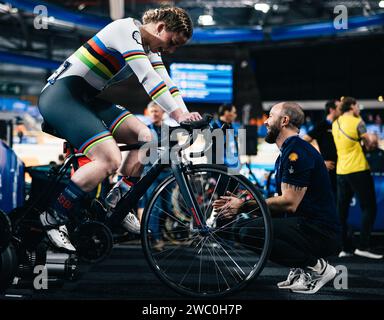 Apeldoorn, pays-Bas. 12 janvier 2024. Photo par Alex Whitehead/SWpix.com - 12/01/2024 - Cyclisme - Championnats d'Europe UEC sur piste Elite 2024 - Omnisport, Apeldoorn, pays-Bas - Emma Finucane et l'entraîneur Scott Pollock crédit : SWpix/Alamy Live News Banque D'Images