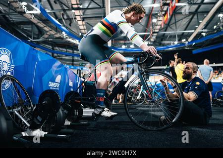 Apeldoorn, pays-Bas. 12 janvier 2024. Photo par Alex Whitehead/SWpix.com - 12/01/2024 - Cyclisme - Championnats d'Europe UEC sur piste Elite 2024 - Omnisport, Apeldoorn, pays-Bas - Emma Finucane et l'entraîneur Scott Pollock crédit : SWpix/Alamy Live News Banque D'Images