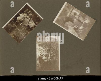 Leprecring Colony Danaradja : Klein Kind, Anonymous, 1922 Photography Album Magazine avec trois photos du même enfant : en haut à gauche avec une femme, en haut à droite avec un chien, jouant avec l'eau. Il peut s'agir d'un enfant du docteur C. Gramberg et de sa femme H. Gramberg-Goossen, tous deux travaillant à Leprozenkolonie Danaradja. Fait partie de l'album photo Leprozen colonie Danaradja et enregistrements familiaux. East Cardboard. la lèpre à support photographique. chien. Enfant est Banque D'Images