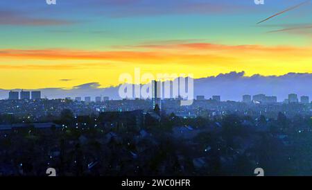 Glasgow, Écosse, Royaume-Uni. 13 janvier 2024. UK Weather : nuit glaciale avec un ciel clair a vu un lever de soleil sur la ville utilisé dans les films de batman comme représentant Gotham, l'horizon vu de l'extrémité ouest de la ville. Crédit Gerard Ferry/Alamy Live News Banque D'Images