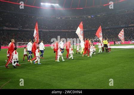 München, Deutschland 12. Janvier 2024 : Fussball, Herren, Bundesliga, saison 2023/2024, FC Bayern München - TSG 1899 Hoffenheim, Allianz Arena Beide Mannschaften beim Auflaufen, Einlaufen vor dem Spiel, FC Bayern München, Fahnen DFB, DFL les règlements interdisent toute utilisation de photographies comme séquences d'images et/ou quasi-vidéo Banque D'Images