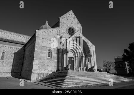 La cathédrale d'Ancône est dédiée à San Ciriaco. C'est une église médiévale dans laquelle le style roman se mélange avec le style byzantin, évident dans t Banque D'Images