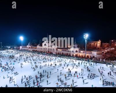 Célèbre patinoire de patin à glace dans la ville de Budapest, Hongrie. Cet endroit est ouvert tard en soirée. Visible un grand tableau d'affichage avec le nom de la ville de Budapest. Citoyens Banque D'Images