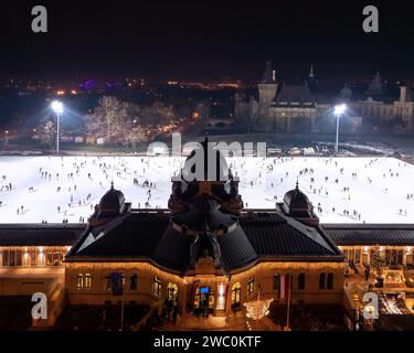 Célèbre patinoire de patin à glace dans la ville de Budapest, Hongrie. Cet endroit est ouvert tard en soirée. Visible un grand tableau d'affichage avec le nom de la ville de Budapest. Citoyens Banque D'Images