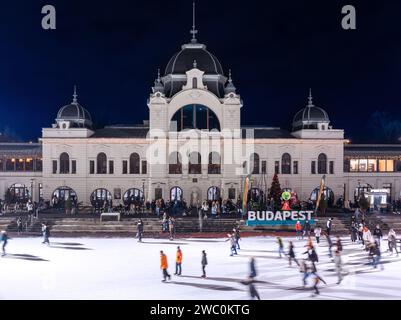 Célèbre patinoire de patin à glace dans la ville de Budapest, Hongrie. Cet endroit est ouvert tard en soirée. Visible un grand tableau d'affichage avec le nom de la ville de Budapest. Citoyens Banque D'Images