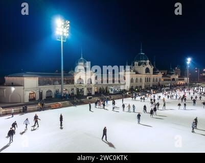 Célèbre patinoire de patin à glace dans la ville de Budapest, Hongrie. Cet endroit est ouvert tard en soirée. Visible un grand tableau d'affichage avec le nom de la ville de Budapest. Citoyens Banque D'Images