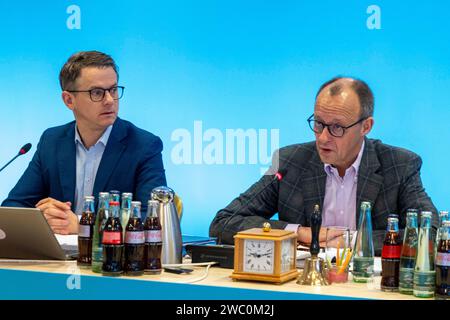 Heidelberg, Allemagne. 13 janvier 2024. Carsten Linnemann (de gauche à droite), Secrétaire général de la CDU, et Friedrich Merz, Président du Parti de la CDU, prennent la parole lors de la réunion du Comité exécutif fédéral de la CDU à l'Hôtel Marriott. Crédit : Helmut Fricke/dpa/Alamy Live News Banque D'Images