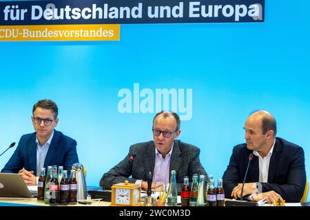 Heidelberg, Allemagne. 13 janvier 2024. Réunion à huis clos du Comité exécutif fédéral de la CDU avec Carsten Linnemann (gauche-droite), Secrétaire général de la CDU, Friedrich Merz, Président du Parti de la CDU, et Martin Brudermüller, président du Conseil d'administration de BASF, à l'hôtel Marriott. Crédit : Helmut Fricke/dpa/Alamy Live News Banque D'Images