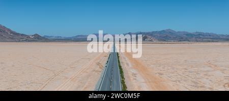 Vue panoramique classique d'une route droite sans fin Banque D'Images