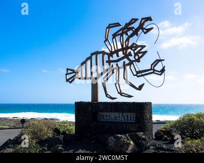 Panneau d'entrée à Los Jameos del Agua. Gros crabe rouillé.Cesar Manrique, Îles Canaries, Lanzarote, Espagne. 7 novembre 2023 Banque D'Images