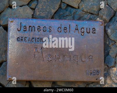 Panneau d'entrée à Jameos del Aqua. Site culturel et attraction touristique Jameos del Aqua, Cesar Manrique, Îles Canaries, Lanzarote 7 novembre 2023 Banque D'Images