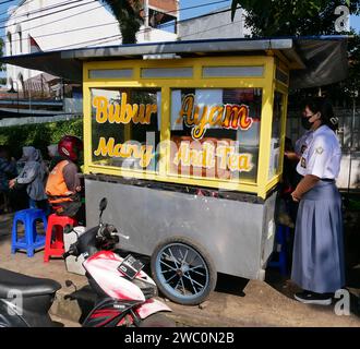 Indonesian Street Food Cart ou Gerobak, un chariot à pousser traditionnel à Bandung, Java Ouest, Indonésie vendant Bubur Ayam. Banque D'Images