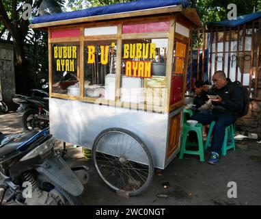 Indonesian Street Food Cart ou Gerobak, un chariot à pousser traditionnel à Bandung, Java Ouest, Indonésie vendant Bubur Ayam. Banque D'Images