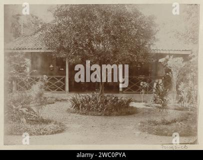 Jardin dans une maison avec véranda dans les Indes orientales néerlandaises, Anonyme, c. 1895 - c. 1905 photographie partie de Reisalbum avec des photos de sites en Italie, en Suisse et aux Indes orientales néerlandaises. Dutch East Indies, le journal. jardin de support photographique. Loggia, véranda, porche Indes orientales néerlandaises, le Banque D'Images