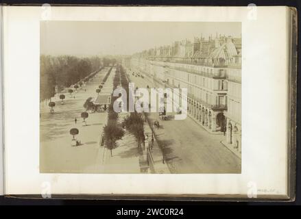 Vue de la rue de Rivoli et du jardin des Tuileries à Paris, Neurdein Frères, c. 1865 - c. 1875 photographie partie d'un album de voyage avec des enregistrements de sites en Inde, Allemagne, Suisse et France. Rivoli Street support photographique albumen print Street (+ City(-scape) avec chiffres, staffage). Jardins publics, parc (+ ville(-paysage) avec des figures, personnel) rue Rivoli. Jardin des Tuileries Banque D'Images