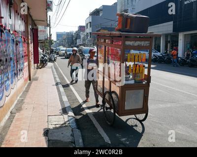 Chariot alimentaire de rue indonésien de Gerobak à Bandung, Java occidental, Indonésie vendant Bubur Ayam ou porridge de poulet. Banque D'Images