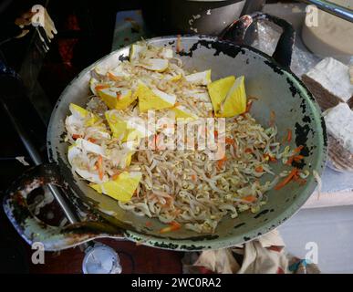 Un wok Street food avec tahu isi ou des collations au tofu frit avec des garnitures à Bandung, Java occidental, Indonésie. Banque D'Images