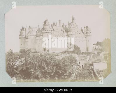 Vue du château de Pierrefonds, Paul Robert, c. 1880 - c. 1900 photographie partie de l'album photo avec enregistrements de monuments en France. Pierrefonds support photographique Albumen imprimer château. Publicité Château de Pierrefonds Banque D'Images