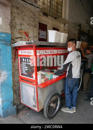 Indonesian Street Food Cart ou Gerobak, un chariot à pousser traditionnel à Bandung, Java Ouest, Indonésie vendant Cimol. Banque D'Images