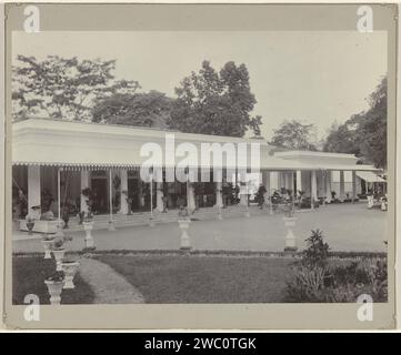 Villa avec véranda dans les Indes orientales néerlandaises, anonyme, 1890 - 1920 photographie Indes orientales néerlandaises, le papier baryta. loggia en carton, véranda, porche. Maison de campagne néerlandaise des Indes orientales, le Banque D'Images