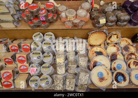 Produits gastronomiques traditionnels catalans du marché sous l'abbaye de Montserrat (Bages, Barcelone, Catalogne, Espagne) Banque D'Images