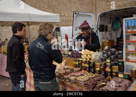 Produits gastronomiques traditionnels catalans du marché sous l'abbaye de Montserrat (Bages, Barcelone, Catalogne, Espagne) Banque D'Images