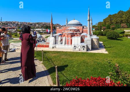 ISTANBUL, TURQUIE - 14 SEPTEMBRE 2017 : il s'agit d'un touriste non identifié près du tracé de la basilique Sainte-Sophie, qui est situé dans le parc Miniaturk. Banque D'Images