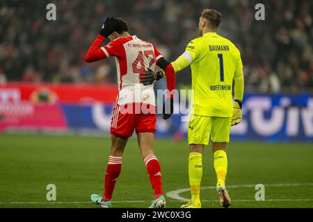 Muenchen, Deutschland. 12 janvier 2024. Jamal Musiala (FC Bayern Muenchen, #42), Oliver Baumann (TSG 1899 Hoffenheim, #01), GER, FC Bayern Muenchen (FCB) vs. TSG 1899 Hoffenheim (TSG), Fussball, Bundesliga, 17. Spieltag, Spielzeit 2023/2024, 12.01.2024, les règlements DFB/DFL interdisent toute utilisation de photographies comme séquences d'images et/ou quasi-vidéo., photo : Eibner-Pressefoto/Sascha Walther crédit : dpa/Alamy Live News Banque D'Images