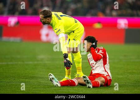 Muenchen, Deutschland. 12 janvier 2024. Jamal Musiala (FC Bayern Muenchen, #42), Oliver Baumann (TSG 1899 Hoffenheim, #01), GER, FC Bayern Muenchen (FCB) vs. TSG 1899 Hoffenheim (TSG), Fussball, Bundesliga, 17. Spieltag, Spielzeit 2023/2024, 12.01.2024, les règlements DFB/DFL interdisent toute utilisation de photographies comme séquences d'images et/ou quasi-vidéo., photo : Eibner-Pressefoto/Sascha Walther crédit : dpa/Alamy Live News Banque D'Images