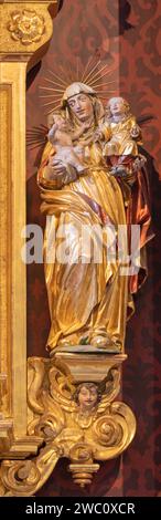 LUCERNE, SUISSE - 24 JUILLET 2022 : la statue polychrome sculptée de Saint Ann dans l'église St. Leodegar im Hof (autel de la Dormition de la Vierge Marie) Banque D'Images