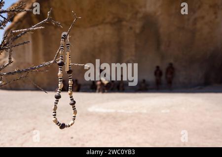 Bijoux aux œufs d'autruche à vendre dans un village de San Bushman en Namibie Banque D'Images