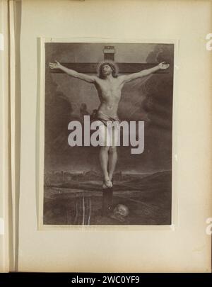 Production photographique (vraisemblablement) d'une estampe représentant le Christ sur la croix, c. 1860 - c. 1900 photographie partie de l'album photo avec des enregistrements de sites dans les villes italiennes et des œuvres d'art. Support photographique tirage d'albumine la crucifixion du Christ : la mort du Christ sur la croix ; Golgotha (Matthieu 27:45-58, Marc 15:33-45, Luc 23:44-52, Jean 19:25-38) Banque D'Images