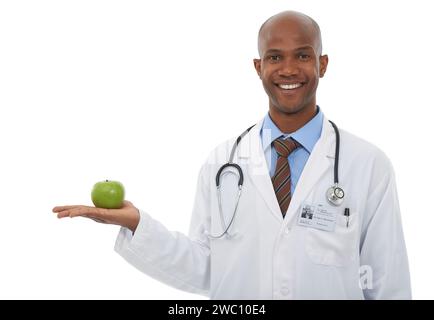 Docteur, palmier et portrait de l'homme noir avec pomme pour la perte de poids régime, la nutrition ou les avantages antioxydants. Studio, nourriture saine et africaine Banque D'Images
