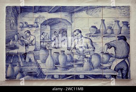 Panneau de tuile azulejo à la boutique d'art et d'artisanat dans le quartier de Santa Cruz, Séville, Andalousie, Espagne Banque D'Images