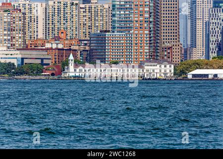 Pier A, un monument de New York, a servi de bureaux de la ville, d'atterrissage de ferry et de station de pompiers de New York ; la plus récente conversion, un restaurant, a fermé en 2020. Banque D'Images