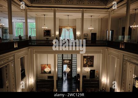 Téhéran (Téhéran), Iran, 06.25.2023 : à l'intérieur du complexe du palais Niavaran, détails architecturaux de l'Iran moderne. Banque D'Images